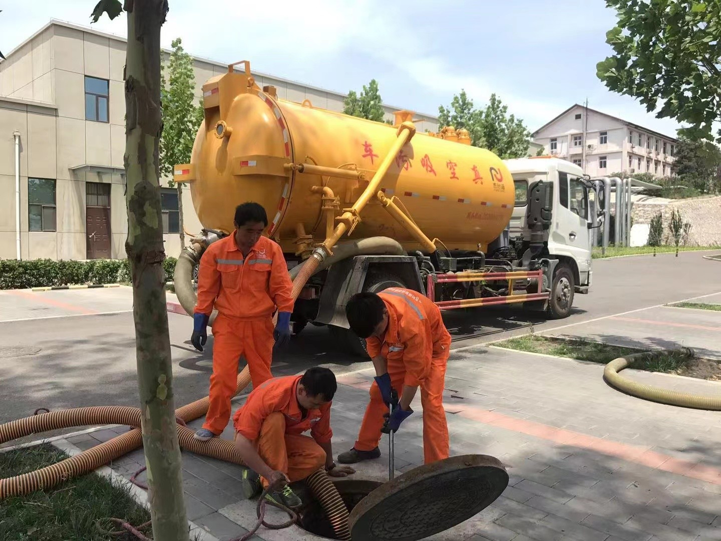 成县管道疏通车停在窨井附近