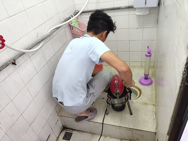 成县管道堵塞冒臭气 专业师傅现场解决问题