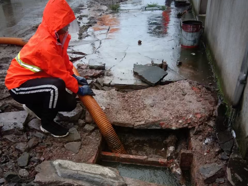 成县专业清理污水池 炜誉市政以规范流程守护城市 “肠道”