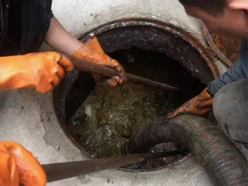 成县清理化粪池时如何避免沼气的危害?